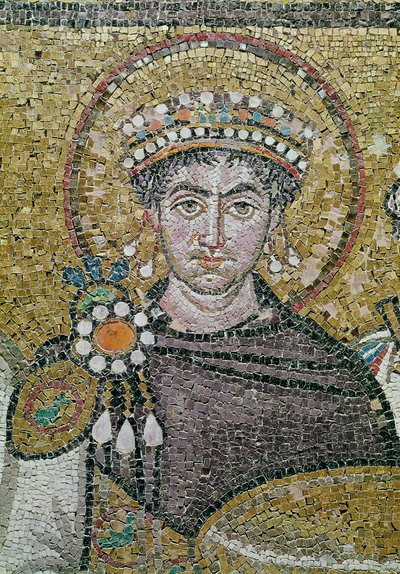 Kaiser Justinian I (483-565) ca. 547 n. Chr. (Mosaik) (Detail) von Byzantine School